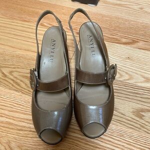 Anyi Lu SZ 41/10 The Tulip sling back heels in bisque wave pattern .